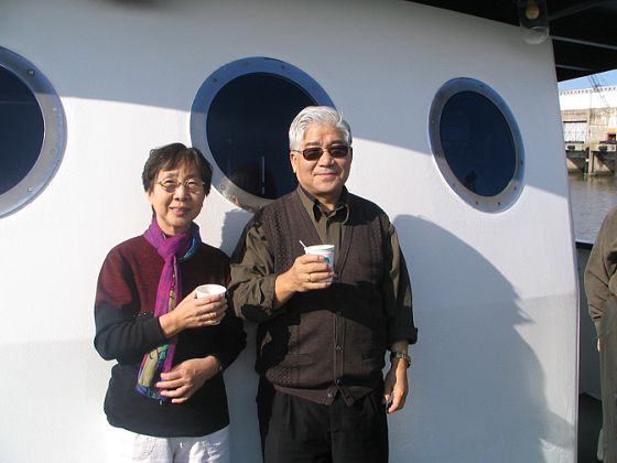 宝银东山在小船上，2007