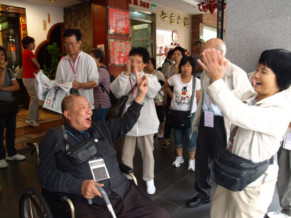 台湾老人唱爱国歌曲