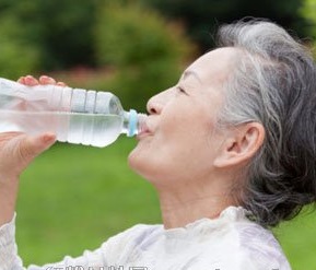 老人如何掌握喝水量